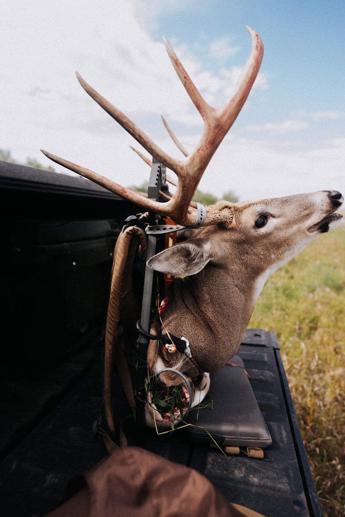 O2 Portable Hunting XOP Super Fly – 5.3 lb Ultralight Hybrid Treestand for Mobile Hunting